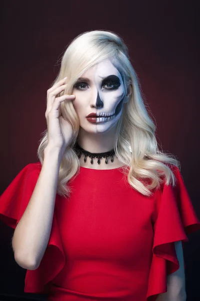 塗装頭蓋骨のマスクの美しい女の子 ハロウィンアートのメイク 美少女の顔にカラーペイント サンタ ムエルテ — ストック写真