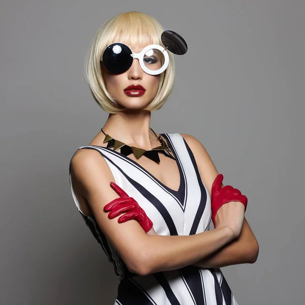 Piękna Młoda Blondynka Makijażem Portret Dziewczyny Okularach Czerwonych Rękawiczkach Trendy — Zdjęcie stockowe