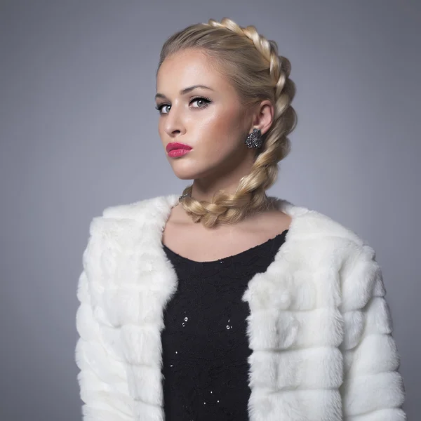 Vacker blond ung kvinna i päls — Stockfoto