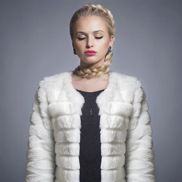 Vakker blond kvinne i pelskåpe – stockfoto