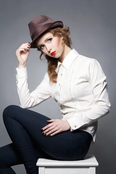 Beautyful young woman in hat — Stock Photo, Image