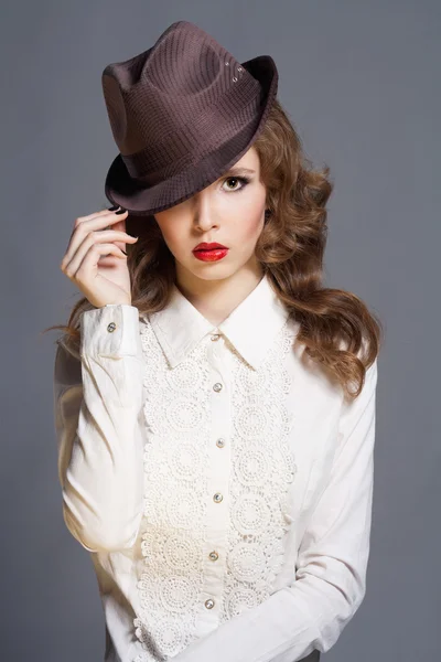 Beautyful jeune femme en chapeau — Photo