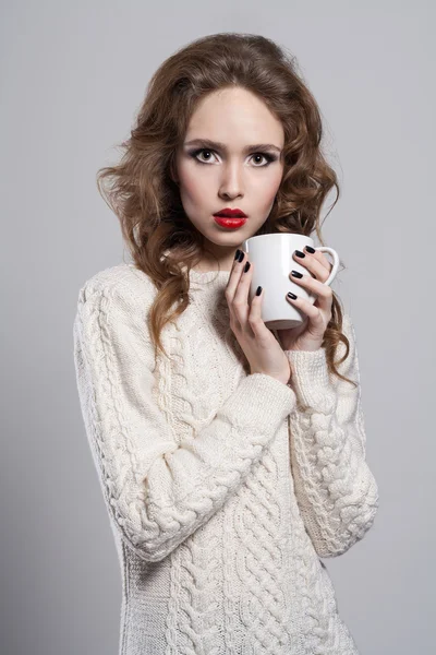 Зимова дівчина з чашкою чаю — стокове фото