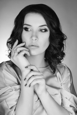 İçinde moda güzel genç kadın