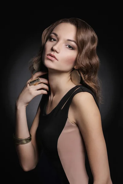 Beautiful young woman in jewelery — Stock Photo, Image