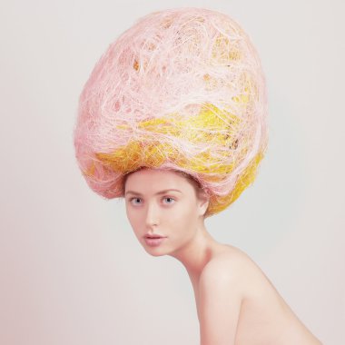 Paskalya yumurtası ile güzel kız. Paskalya sembolü