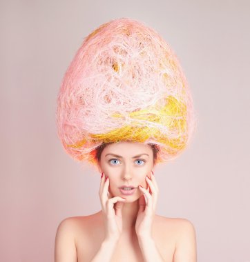 Güzel kız saç modeli. Paskalya yumurtası sembolü 