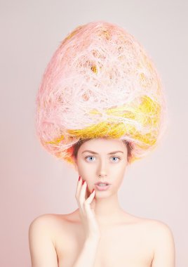 Güzel kız saç modeli. Paskalya yumurtası sembolü