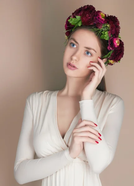 Giovane donna con fiori corona — Foto Stock