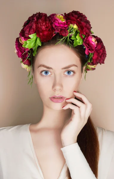 Schöne Mädchen mit Blumen Krone — Stockfoto