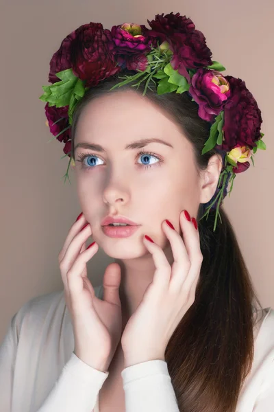 Jeune femme avec couronne de fleurs — Photo
