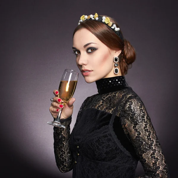 Mooie jonge vrouw met champagne — Stockfoto