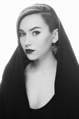 siyah başlıklı genç kadın