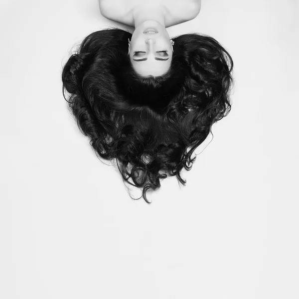 在地板上的黑头发。美丽的女人 — 图库照片
