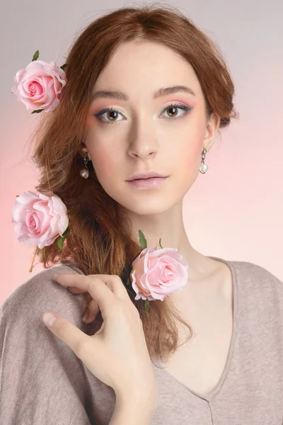 Wanita muda dengan bunga di rambut — Stok Foto