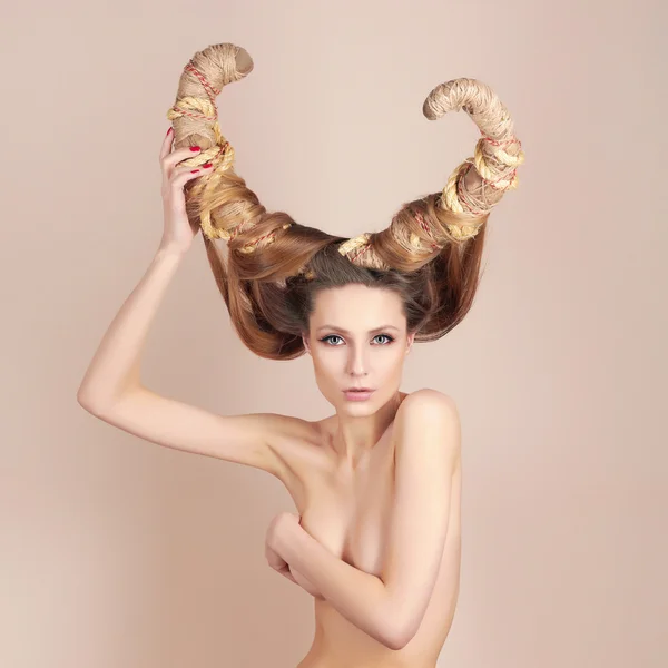Сексуальна красива жінка з зачіскою на рогах — стокове фото