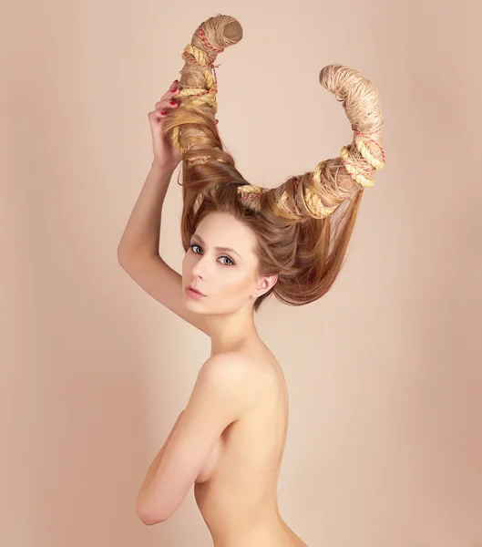 Sexy bela mulher com chifres penteado — Fotografia de Stock