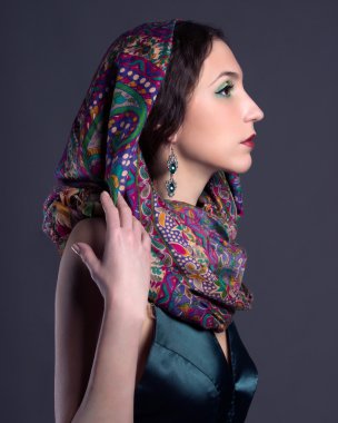 güzel esmer kadın eşarp