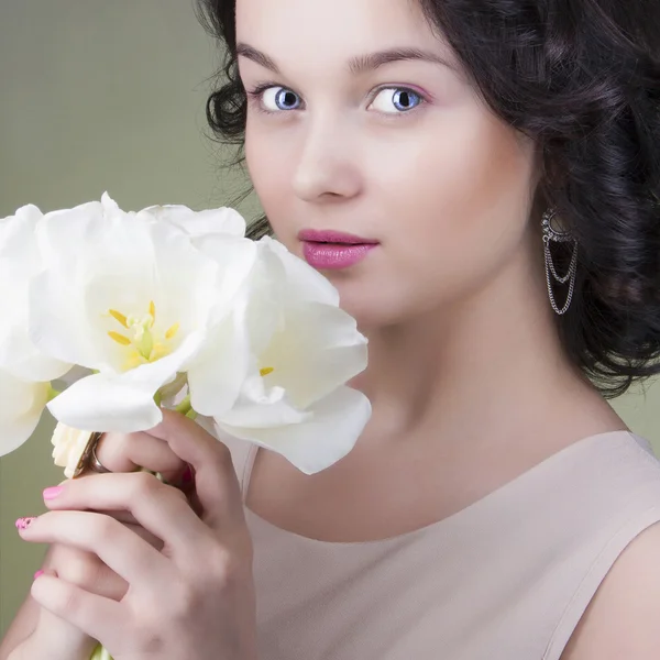 Gyönyörű fiatal nő virágokkal — Stock Fotó