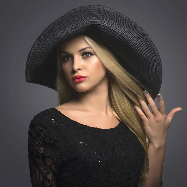 모자에 아름 다운 금발 여자 — 스톡 사진