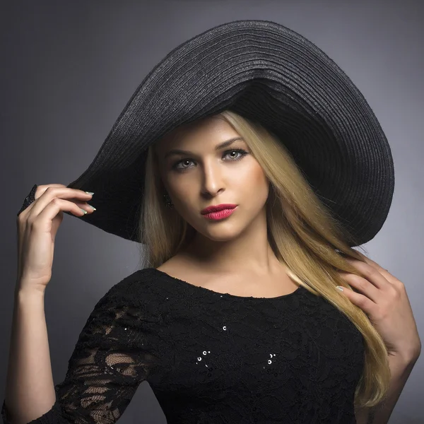 Belle femme blonde au chapeau — Photo