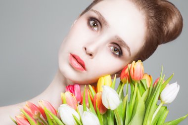 Çiçekli güzel genç bir kadın.