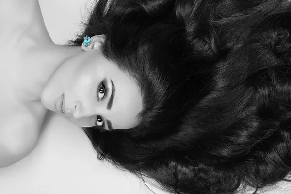 Gyönyörű fiatal nő a földön. Fekete haj — Stock Fotó