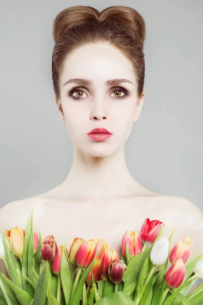 Belle jeune femme avec des fleurs — Photo