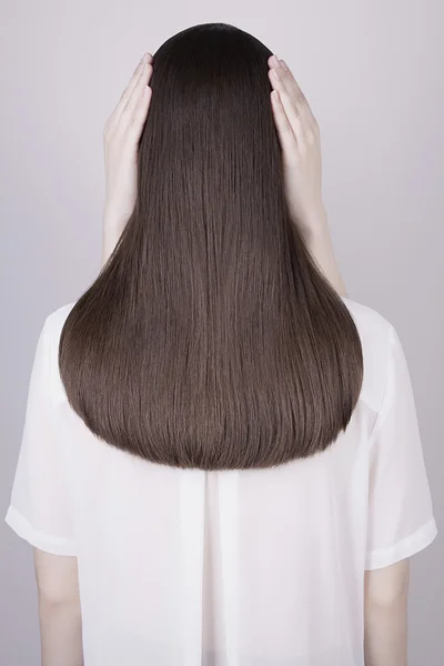 W ręce kobiety piękne zdrowe włosy długie — Zdjęcie stockowe