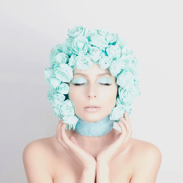 Jonge vrouw met blauwe bloemen haar — Stockfoto