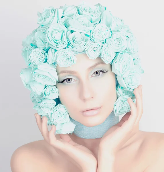 Belle fille avec des fleurs bleues sur la tête — Photo