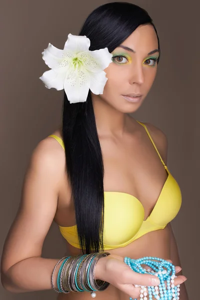 꽃과 함께 아름 다운 하와이 여자 — 스톡 사진