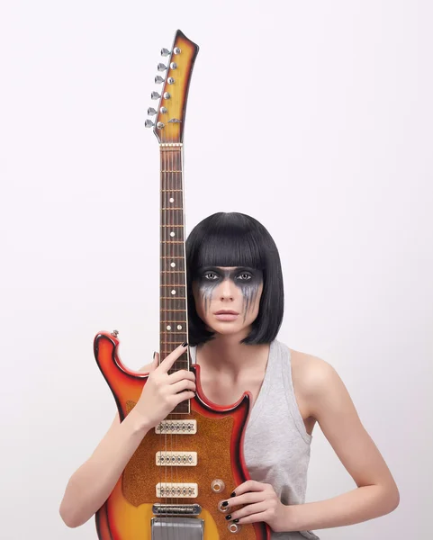 Giovane donna con chitarra elettrica — Foto Stock