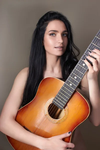 Bella giovane donna con chitarra — Foto Stock