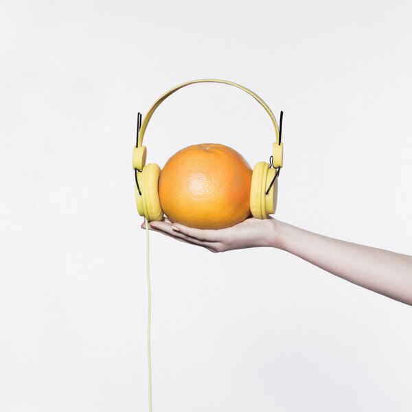 желтые наушники на оранжевом
