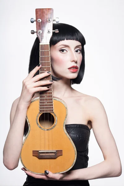 Bellezza ragazza con piccola chitarra — Foto Stock