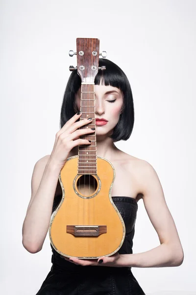 Bella donna con capelli bob haircut.guitar — Foto Stock