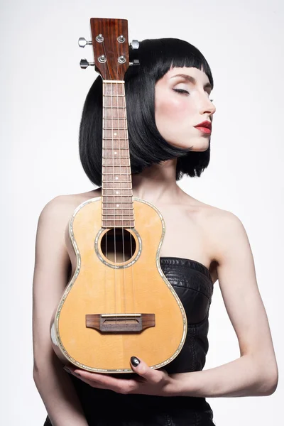ギターと革の美しさの少女ドレスアップします。 — ストック写真