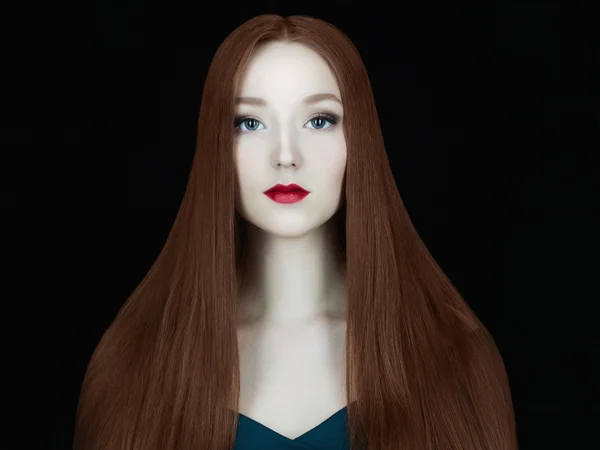 Model piękna dziewczyna z długo zdrowe czerwone włosy — Zdjęcie stockowe