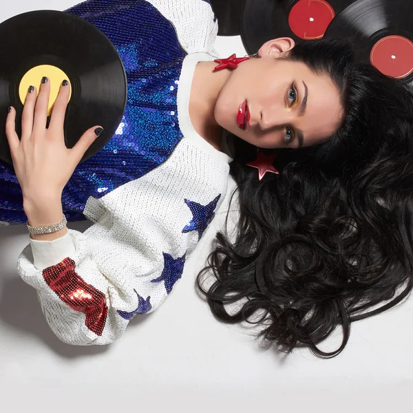 Jonge vrouw met vinyl schijf — Stockfoto