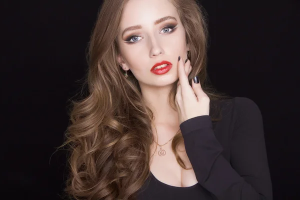 Mooie jonge vrouw met make-up — Stockfoto