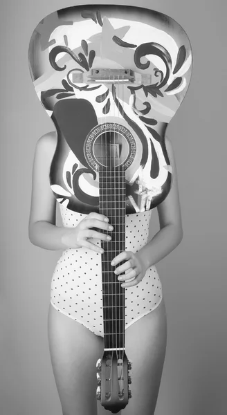 Жінка з акустичною гітарою — стокове фото
