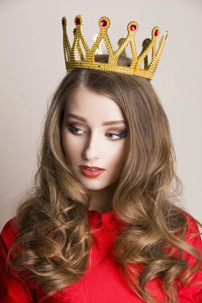 Prinzessin Mädchen mit goldener Krone — Stockfoto