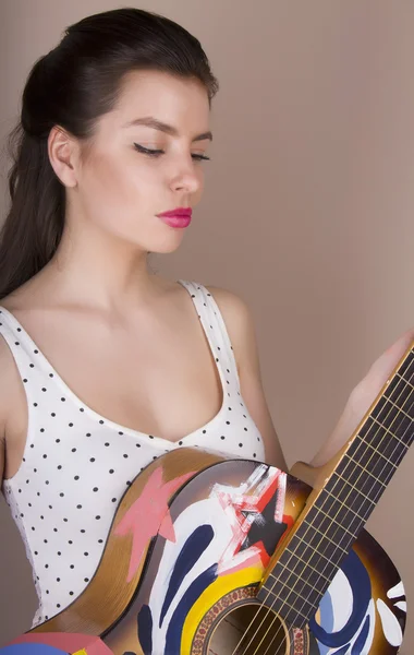 Beautiful young woman with guitar — Stock Photo, Image