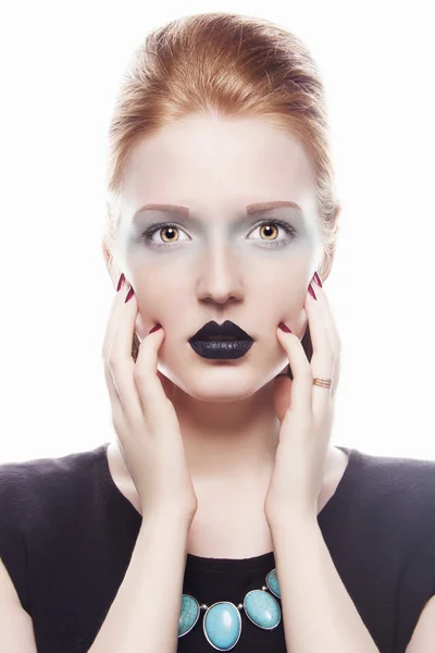 Mujer de pelo rojo joven con labios negros — Foto de Stock