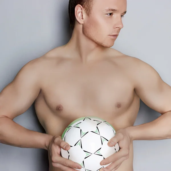 Jóképű férfi focilabdával — Stock Fotó
