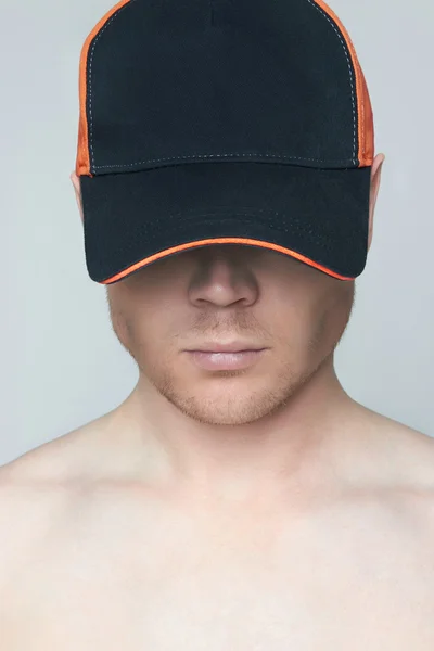 Yakışıklı adam bir şapkası — Stok fotoğraf