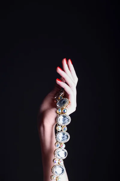 Schönheit weibliche Hand mit Schmuck — Stockfoto