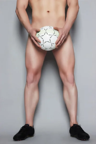 Голий м'язовий чоловік з м'ячем — стокове фото