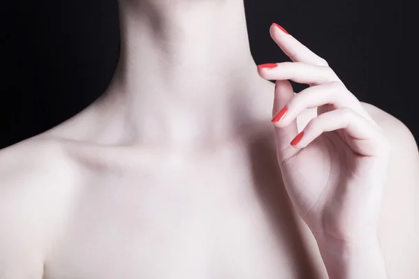 Mão de mulher com manicura vermelha — Fotografia de Stock